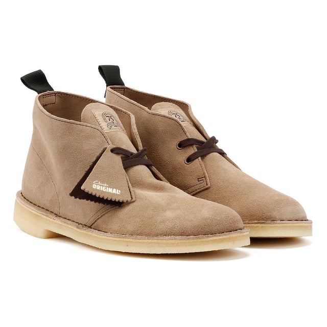 Met de Clarks Originals Desert-laars voor heren ben je klaar voor elke gelegenheid. Met premium suède, de kenmerkende crêpezool, vetersluiting en iconische Clarks-tag. Zowel gekleed als casual houdt de Desert je comfortabel en stijlvol.