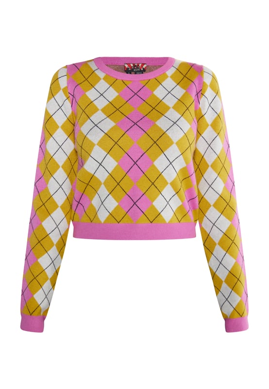 Terugkeer van de diamant! Het Schotse Argyle-patroon is een echte klassieker, populair voor golf, schooluniformen of sokken. Ook het patroon evergreen is erg populair bij myMo ROCKS. In een contrasterende kleurenmix is ​​de zachte trui gemaakt van een viscosemix, heeft een klassieke snit en is afgewerkt met effen geribde manchetten. Met stevige bikerlaarzen creëer je een casual break in stijl.  Gebreide trui