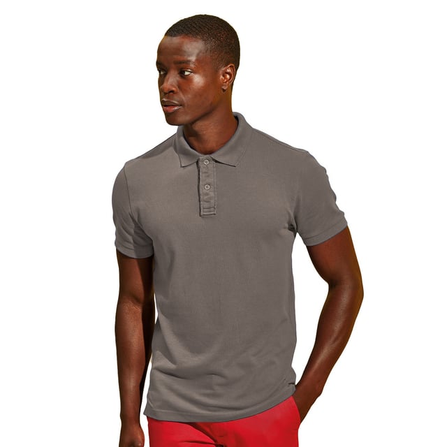 Ein klassisch geschnittenes Polo aus hochelastischem Material, mit 2-Knopfleiste und gerafften Stoffdetails. Mit kurzen Ärmeln, Seitenschlitzen sowie Strickkragen und -bündchen. Größen (Brustumfang): S (37 Zoll), M (40 Zoll), L (42 Zoll), XL (44 Zoll), XXL (47 Zoll), 3XL (49 Zoll). Materialien: 97% Baumwolle, 3% Elasthan.