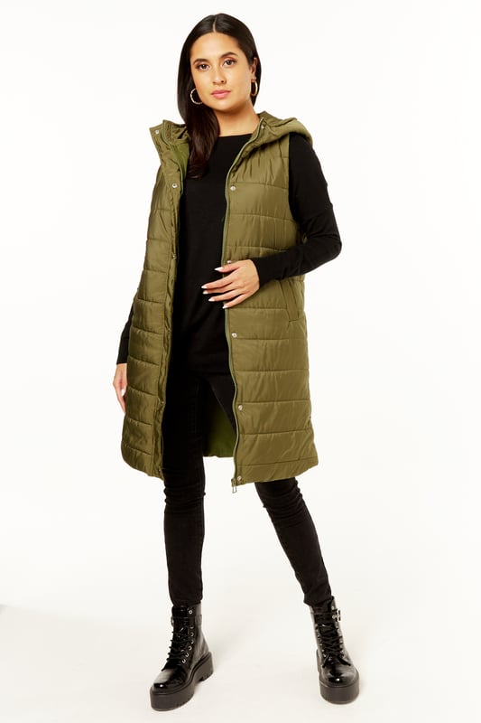 ¿Quién no quiere pasar todo el invierno envuelto en una chaqueta acolchada y esponjosa? Estos chalecos largos acolchados con capucha han vuelto y, con un ajuste relajado y cierre de cremallera, son perfectos para el día y se adaptan a todos los planes nocturnos.