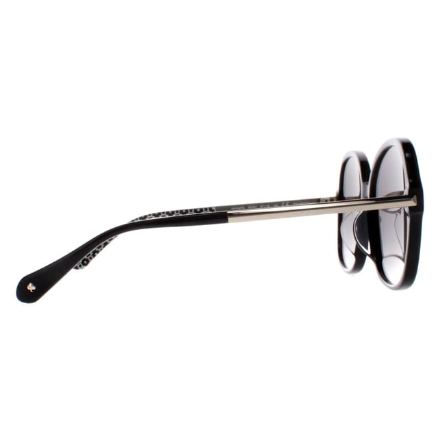 Kate Spade Buttefly Womens Black Grey Gradient Polarized Kaiya/F/S Sunglasses heeft een elegant vlindermontuur van hoogwaardig acetaat, dat zowel duurzaam als comfortabel is om de hele dag te dragen. De glazen bieden een uitstekende UV-bescherming, zodat je ogen beschermd zijn tegen schadelijke straling en je een helder, scherp zicht hebt. De poten zijn versierd met het iconische Kate Spade-logo, voor een vleugje luxe en verfijning.