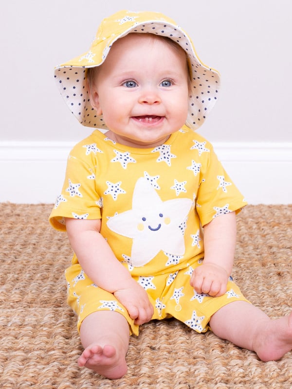 95% organic cotton 5% elastane | Proud to be certified to the Global Organic Textile Standard (GOTS) | Super starfish all-over print with starfish applique | OEKO-TEX Standard 100 (Product class I) appliqué backing | Soft butter yellow | Single jersey with a little bit of stretch (180-190 gsm) | Popper crotch and shoulder opening | Short sleeved | Short legs | Made in Turkey | Machine washable at 40 degrees, or at 30 degrees to be kinder to the planet