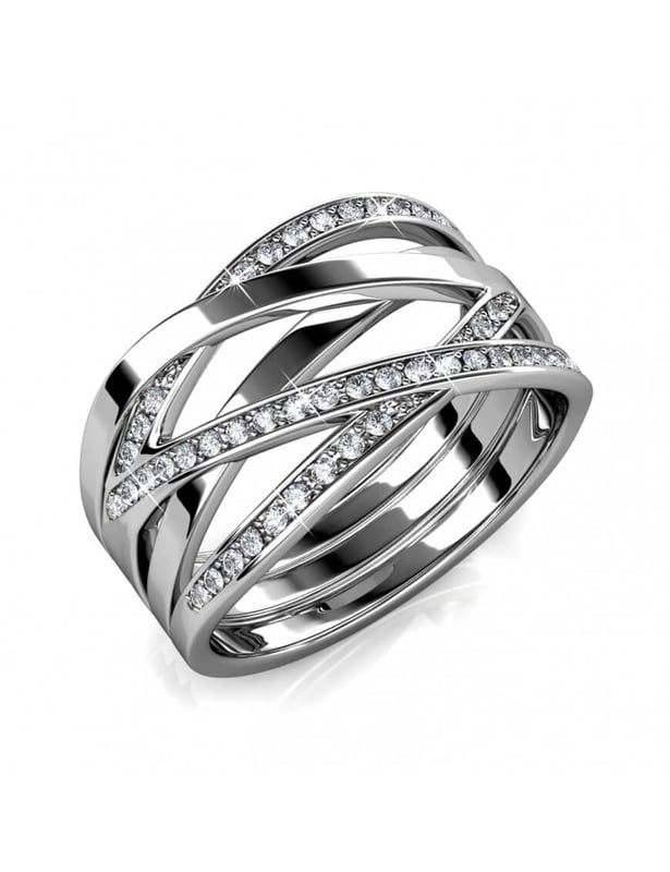 Criss cross-ringen är infattad med kristaller av mycket hög kvalitet, den kommer att tillfredsställa dem som letar efter en ring med styrka. I färgerna Rose Gold eller Silver, klä dina fingrar under alla omständigheter.