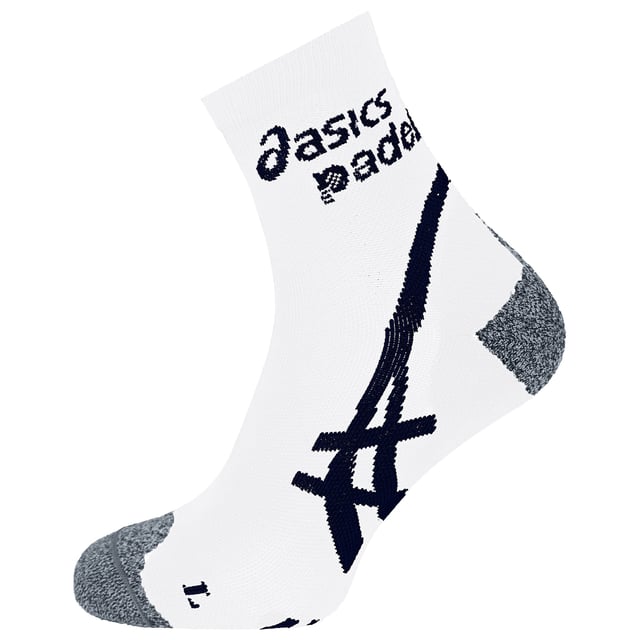 Asics 1er-Pack Padel Quarter Herren Weiße Socken Steigern Sie Ihr Spiel auf dem Platz mit den Asics Padel Quarter Herrensocken in Weiß im 1er-Pack. Diese speziell für Padel entwickelten Socken bieten die perfekte Kombination aus Komfort, Halt und Strapazierfähigkeit. Das Viertel-Design bietet optimalen Knöchelhalt, während das feuchtigkeitsableitende Material Ihre Füße auch bei intensiven Spielen trocken und komfortabel hält. Mit verstärkten Zonen für zusätzliche Strapazierfähigkeit und gezielter Dämpfung zur Stoßdämpfung sind diese Socken perfekt für Ihr dynamisches Spiel. Wichtige Eigenschaften: Feuchtigkeitsableitendes Material: Hält Ihre Füße trocken und komfortabel, indem es Schweiß bei intensiven Padel-Sessions effizient ableitet. Viertel-Design: Bietet exzellenten Knöchelhalt und Bewegungsfreiheit für agiles Spiel auf dem Platz. Gezielte Dämpfung: Bietet zusätzlichen Komfort und Stoßdämpfung in wichtigen Bereichen und reduziert so die Ermüdung bei längeren Spielen. Verstärkte Konstruktion: Strapazierfähige Fersen- und Zehenverstärkungen sorgen für Langlebigkeit und halten starken Bewegungen stand. Klassische weiße Ästhetik: Ein klares, vielseitiges Design, das perfekt zu Ihrer Sportausrüstung und Ihren Teamfarben passt. Machen Sie sich bereit für Ihr nächstes Spiel mit den weißen Padel-Quarter-Socken von Asics im 1er-Pack für Herren, Ihrem unverzichtbaren Accessoire für verbesserte Leistung und ganztägigen Komfort auf dem Platz.