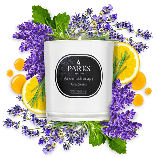 Parks Original, iconisch en tijdloos, is onze huisgeur. Gebaseerd op het klassieke fougére (varen) akkoord, is Parks Original kruidig en warm. Het combineert de helderheid van citroen met de aromatische facetten van lavendel en een rustgevende basis van zachte amber. Parks Original is perfect voor elke kamer en alle seizoenen en voelt zich nooit misplaatst, waar je hem ook neerzet in je huis.