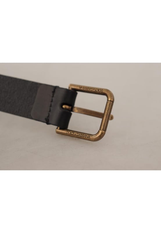 Zwarte kalfsleren riem
  Messing logo gegraveerde gesp
  Hoogwaardig leer
  Metalen gespsluiting
  Uniek en opvallend accessoire
  Vervaardigd in Italie
  Grootte: 90cm (36 inch)
  Breedte: 25 cm