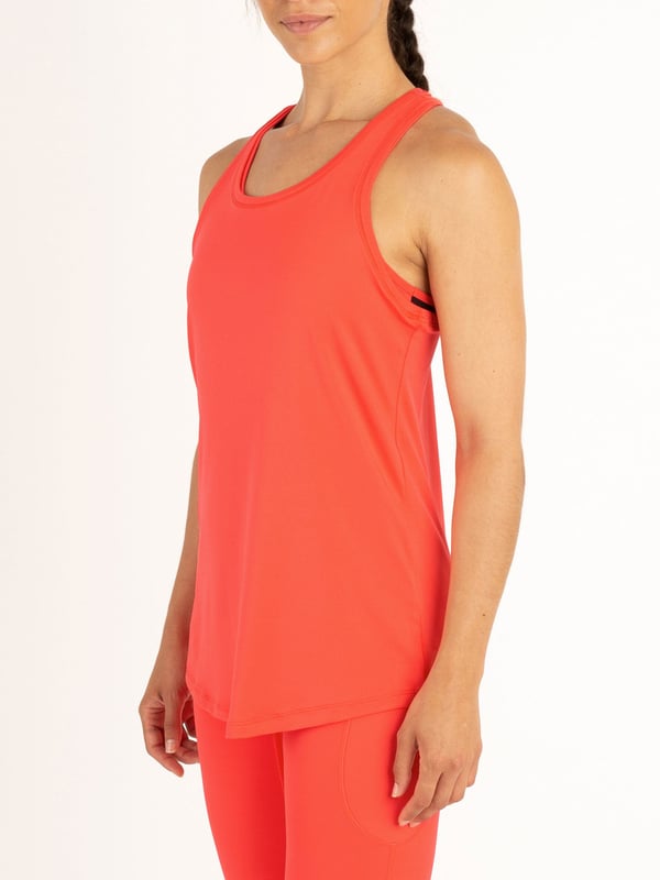 Train in style with this racer back vest from the LUKE womenswear performance range. Cut from a high performance, recycled fabrication, it is designed with comfort, sustainability and flexibility in mind. The fabric has moisture absorbing properties and elastic fibres for ultimate support when on the move. This piece is complete with the brands iconic rubberised lion head badge on the back panel.