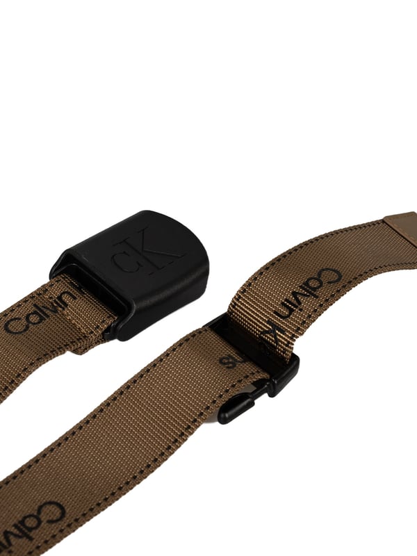 Deze stijlvolle leren riem is de perfecte aanvulling op een casual garderobe, die modieus design combineert met functionaliteit.
Het stevige logo-gesp zorgt niet alleen voor een gemakkelijke en veilige sluiting, maar is ook een opvallend decoratief element.
De subtiele, maar duidelijke merknaam op de hele lengte van de riem voegt een prestigieus karakter toe en is een herkenningsteken voor liefhebbers van mode.
Dankzij het gebruik van hoogwaardige stof garandeert deze riem duurzaamheid en stevigheid, zelfs bij dagelijks gebruik.