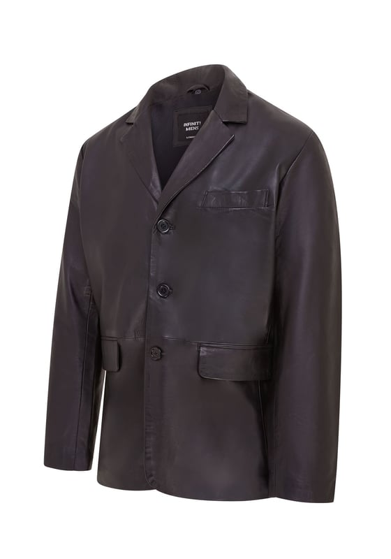 Una gran opción para crear un look sofisticado para ocasiones más formales, esta chaqueta blazer está confeccionada en nuestro cuero napa de grano completo de primera calidad. Con un solo pecho y bolsillos con solapa ubicados en la cintura, esta chaqueta viene con las características tradicionales apreciadas. Esta chaqueta también ha sido diseñada en una silueta delgada como es tradicional para las chaquetas de tres botones de estilo europeo y está ajustada en la cintura para lograr el ajuste perfecto. Cuatro botones en cada puño abierto y una sola abertura en la parte trasera de la chaqueta también se introdujeron para garantizar la comodidad y el ajuste ideal. Para el estilo, nuestra recomendación es seguir la regla de "a veces, siempre, nunca" para abrochar los tres botones para lograr el mejor look. • 100% cuero napa ultra suave de primera calidad • Blazer formal de un solo pecho con tres botones • Cuatro botones en cada puño y una sola abertura en la parte trasera de la chaqueta