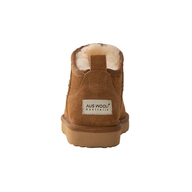Aus Wooli Australia Mini botas clásicas de piel de oveja Airlie Minibota de moda para estar a la última de las últimas tendencias. Forro de lana suave de piel de oveja australiana genuina de primera calidad. Parte superior de gamuza de cuero completo - Resistencia al agua.Plantilla única totalmente moldeada con soporte, plantilla totalmente forrada de piel de oveja, extremadamente cómoda. Procesado de origen sostenible y respetuoso con el medio ambiente. Suela exterior de goma con mezcla de EVA de alta densidad, que la hace más ligera, suave y duradera. Doble costura y talón reforzado. La piel de oveja respira permitiendo que los pies se mantengan calientes en invierno y frescos en verano.