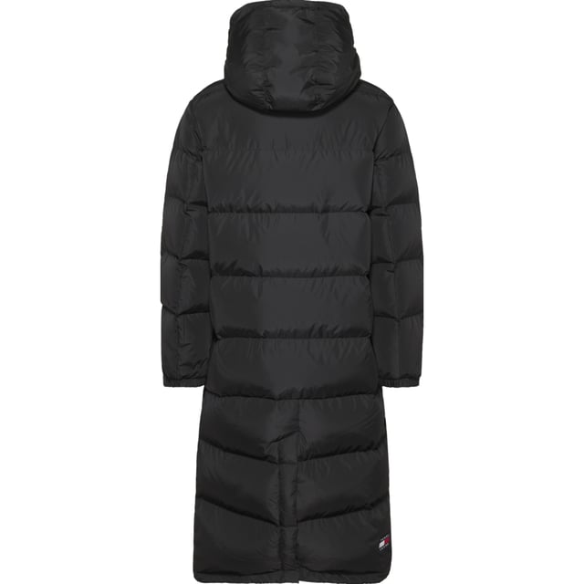 Dames jas van het merk Tommy Jeans in de kleur zwart. De jas is gemaakt van gerecycled polyester en heeft een normale pasvorm. Op de borst zit het iconische Tommy logo.  Merk: Tommy JeansModelnaam: Alaska Long Puffer JacketCategorie: dames jasMaterialen: gerecycled polyesterKleur: zwart