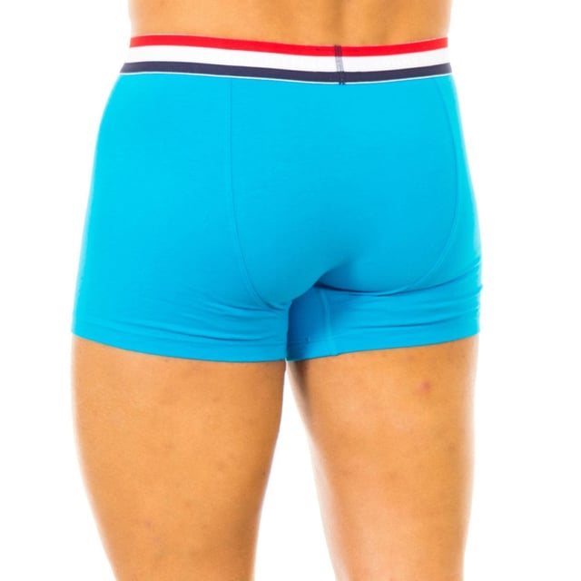 Bóxer Tommy Hilfiger.
Fabricado en algodón elástico.
Color turquesa.
Cinturilla de goma elástica tricolor, con el  nombre de la firma bordado.
Tejido cómodo y transpirable.
Frontal anatómico, con capacidad de sujetar sin apretar.
Costuras vistas a tono.

Composición:
- 95% Algodón Orgánico.
- 5% Elastano.

 Instrucciones de lavado:
-Lavar a temperatura máx. 40ºC. 
-No usar lejía.
-Admite lavado en seco.
-Permite utilizar secadora.
-Planchar a temperatura máx. 130ºC.