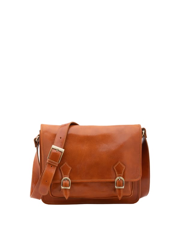 Bolso bandolera para mujer. El cierre es con imán. Los bolsillos internos son uno con cremallera y otro abierto. Los bolsillos externos son uno frontal con cremallera y otro trasero con cremallera. La bandolera es ajustable en piel. Falta el mango. Hay dos compartimentos internos. El material exterior es auténtica piel de vacuno. Internamente está forrado en algodón. Medidas: 35x27x14 cm. Hecho en Italia
