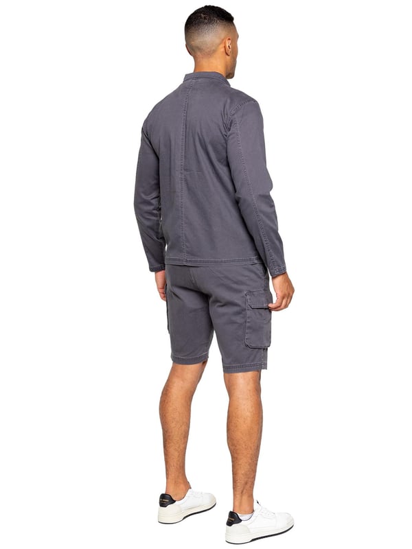 Conjunto de ropa Enzo Mens Cargo. Manga larga, cremallera, cuello, sobrecamisa carga. Dos bolsillos de carga planos delanteros con cierre Velcro. Dos bolsillos laterales. Adornos cosidos en mangas y dobladillo. Conjunto completado con pantalones cortos de carga. Cintura elástica con cordón ajustable. 5 Diseño de bolsillo. 2 bolsillos laterales, 2 bolsillos cargo con cierre Velcro. Bolsillo trasero único con costura. Media altura, pantalones cortos de ajuste regular.