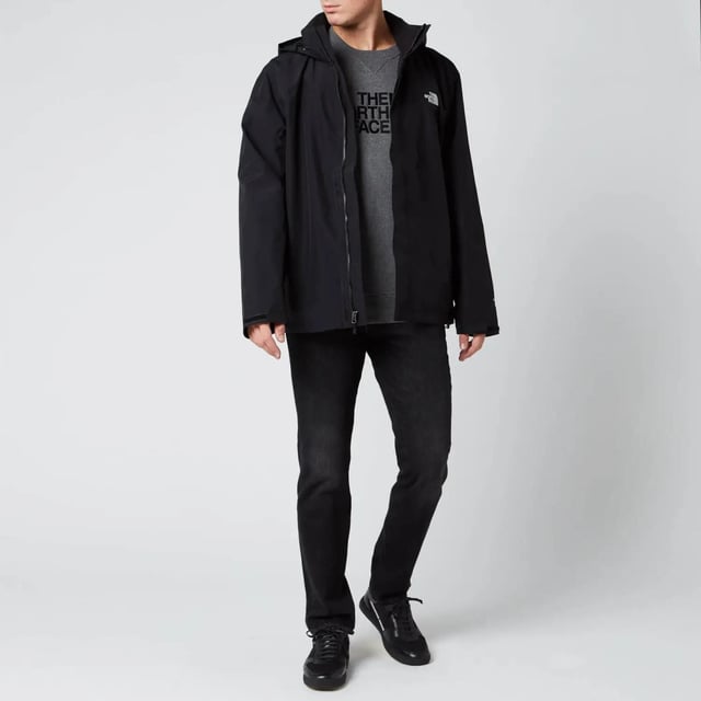 The North Face heren Sangro outdoorjack met capuchon. Waterdicht, ademend en gesealde Dry Vent 2L-technologie. Duurzame waterafstotende (DWR) afwerking. Geborstelde gebreide kraag en kinbeschermervoering. Mesh - Voering van tafzijde. Verstelbare capuchon kan in de kraag worden opgeborgen. Shock Cord Regulation-aanpassing bij capuchon en zoom. Manchetten van dezelfde stof met klittenbandsluiting.