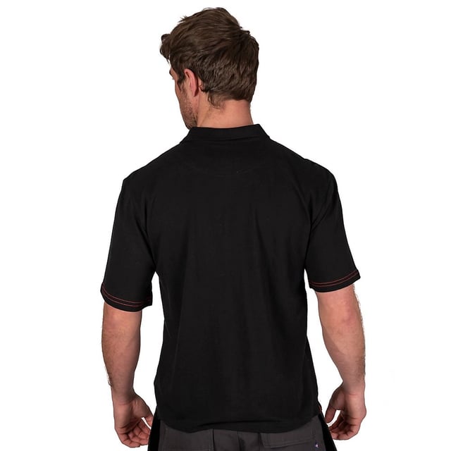 100% Baumwolle. Gewebetechnik: Flexibel, Leicht, Weich. Gewebe: Piqué, gewebter Stoff. Design: Logo, Unifarben. Knopfverschluss. Knopfleiste mit zwei Knöpfen, Kontrastnähte. GSM (Gramm pro Quadratmeter): 200. Taschenart: 1 Brusttasche. Kurzärmlig. Schaftrand zum Umklappen. M: 102 cm. L: 107 cm. XL: 112 cm. XXL: 116,84 cm. 3XL: 121,92 cm.