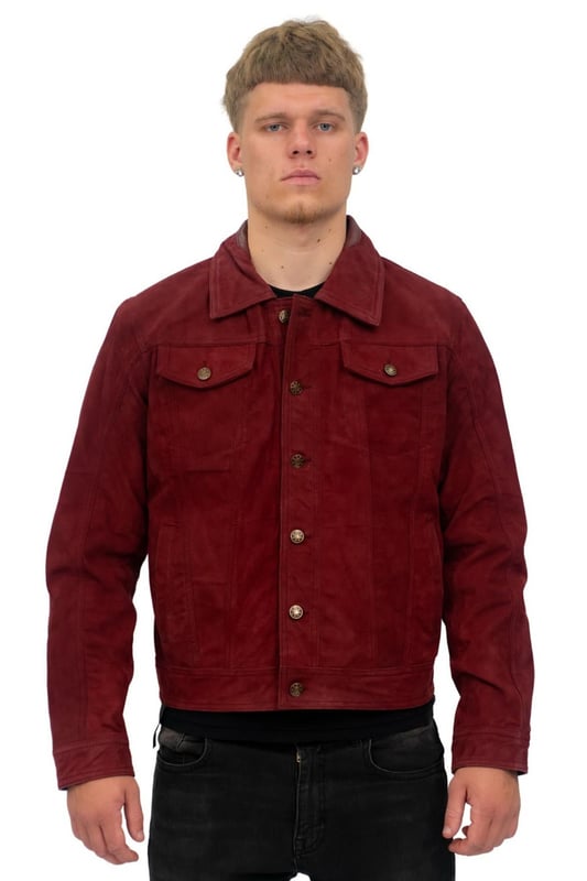 La chaqueta Trucker es un estilo popular de chaqueta introducido en la década de 1960 y se reinventa aquí en gamuza de cabra genuina. El material de gamuza aquí permite que la chaqueta Trucker se mantenga liviana mientras mantiene su calidad duradera que se encuentra en el material tradicional de la chaqueta Trucker: el denim. Esta chaqueta tiene todas las características distintivas de la chaqueta Trucker original, incluidos bolsillos con solapa puntiagudos en el pecho, costuras inclinadas en la parte delantera y un cuello puntiagudo. Esta chaqueta aparece en cuatro combinaciones de colores diferentes, con opciones clásicas como el tostado y el negro que son atemporales en su atractivo y el burdeos y el verde más contemporáneos que son ideales para agregarle carácter adicional a su atuendo. • 100% cuero napa ultra suave de primera calidad • Costuras inclinadas que van desde el pecho hasta la cintura • Cuello puntiagudo y bolsillos con solapa en el pecho • Incluye bolsillos integrados en el forro de la chaqueta y cuatro bolsillos exteriores • Cintura y puños ajustables