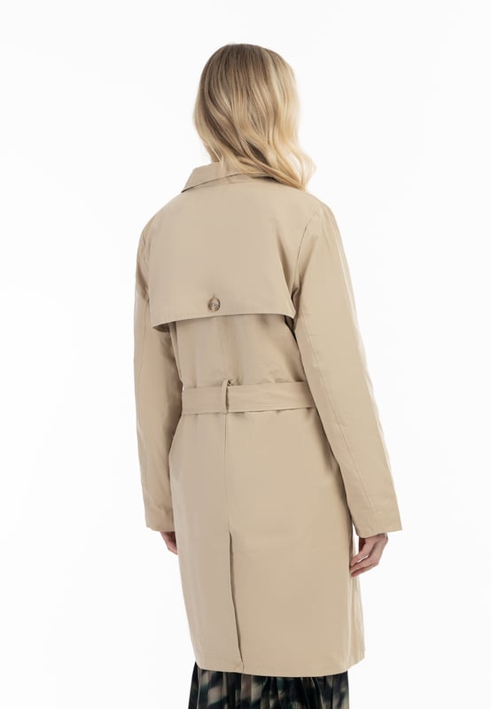 Gewisse Basics gehören in jede Garderobe. Der Trechcoat von DreiMaster Klassik gehört in jedem Fall dazu. Gefertigt aus einem weichen, angerauten Baumwollmix zeigt er die typische doppelreihige Knopfleiste, einen Schulterkoller sowie einen akzentuierenden Taillengürtel mit Schnalle. Die zwei seitlichen Eingrifftaschen sind ein Muss, ebenso der Schlitz auf der Rückseite. Geht offen, wie geschlossen - von Office bis Oper.  Übergangstrenchcoat