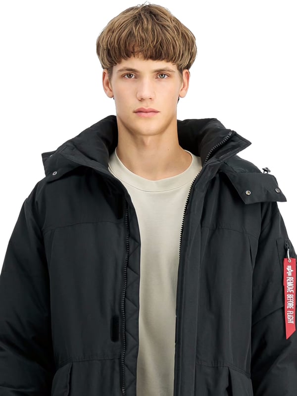Dieser gefütterte Parka vereint Funktionalität und Stil in einem robusten Design. Die hochschließende Kapuze mit Tunnelzug bietet optimalen Schutz vor Wind und Wetter und lässt sich bei Bedarf abnehmen. Der durchgehende Reißverschluss wird von einer Sturmblende mit Klettverschluss geschützt, um Kälte zuverlässig fernzuhalten. Vier geräumige Außentaschen mit Klettverschluss und eine praktische Ärmeltasche mit Reißverschluss bieten ausreichend Stauraum für deine Essentials. Dezente Label-Prints, Stickereien und ein Flag-Tag am Ärmel verleihen dem Parka einen modernen Look. Perfekt für kühle Tage, wenn du draußen unterwegs bist und gleichzeitig gut aussehen willst.