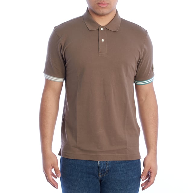 Polo de hombre manga corta de La Martina.

Sencillez y elegancia se fusionan en este polo de La Martina, diseñado para hombres que buscan una prenda versátil y de calidad. Perfecto para usar en ocasiones casuales, este modelo destaca por su confección y detalles únicos que reflejan el estilo de la marca.

Detalles:

- Fabricado en tejido de piqué transpirable.
- Cuello tipo polo con cierre de dos botones.
- Puños con detalle de rayas contrastantes que añaden un toque moderno y distintivo.
- Parche con el logotipo de La Martina en la manga.
- Corte regular fit que brinda un ajuste favorecedor y cómodo, adaptándose a diferentes contextos y estilos.

Un diseño atemporal que combina calidad, confort y estilo en una prenda esencial. Este polo hombre de La Martina es perfecto para quienes buscan una pieza sencilla pero con detalles que marcan la diferencia, ideal para cualquier ocasión casual o semi-formal.
 Composición: 95% Algodón, 5% Elastano.
 Cuidados:
- Lavar máximo a 30°C en ciclo delicado.
- No usar lejía ni blanqueadores.
- Planchar a baja temperatura, evitando los bordados para no dañarlos.
- No usar secadora.