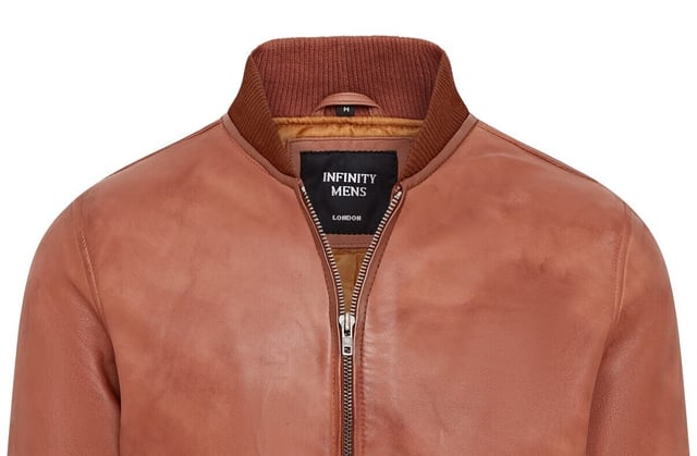 Wir pr�sentieren die Varsity Lederbomberjacke f�r Herren, eine verfeinerte Version der klassischen MA-1 Fliegerjacke. Diese Jacke aus 100 % weichem Lammnappa bietet au�ergew�hnliche Haltbarkeit und einen geschmeidigen Fall. Die sichtbare Rei�verschlussfront verf�gt �ber einen breiten Steppstich-Rei�verschlusssteg, erg�nzt durch Rippstrickkragen, -b�ndchen und -saum f�r zus�tzliche W�rme und eine schlanke Silhouette. Mit vier Taschen � zwei an der Taille und zwei innen, darunter eine sichere Rei�verschlusstasche � kombiniert diese komplett gef�tterte Jacke nahtlos Stil und Funktionalit�t. � Aus 100 % weichem Lammnappa f�r Haltbarkeit und Komfort � Sichtbarer Rei�verschluss vorne mit Steppstich-Rei�verschlusssteg � Rippstrickkragen, -b�ndchen und -saum zur Isolierung � Vier Taschen: zwei an der Taille und zwei innen, eine mit Rei�verschluss � Komplett gef�tterte Innenseite f�r zus�tzliche W�rme und Komfort
