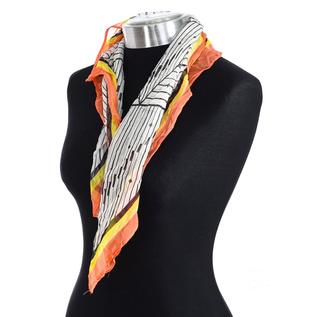 Buff knit collar.
 Color Black-dark gray
 Knitted casual neck warmer.
 Winter heater for cold days and environments.
 BUFF Lifestyle design, protection and style.
 Design: Twisted knit

 Composition: 75% Acrylic; 15% Wool; 10% Alpaca

 Measures:

 Handwash.
 Do not use bleach.
 Iron at low temperature.
 NDoes not allow the use of a dryer.
 Measures: 64x64cm
 Composition: 75% Acrylic; 15% Lana; 10% Alpaca
 Care:
Does not allow washing.
 Do not use bleach.
 Allows the use of iron at low temperature.
 It does not allow the use of a dryer.
