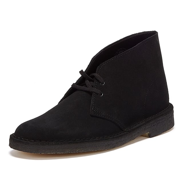 Die Desert Trek-Schuhe von Clarks wurden erstmals in den 1970er Jahren vorgestellt und zeichnen sich durch einen kontrastierenden Akzent an der Ferse und eine zentrale Gesäßnaht aus. Sie sind aus hochwertigen Materialien gefertigt und verfügen über einen Schnürverschluss und eine markante, kontrastierende Kreppsohle.