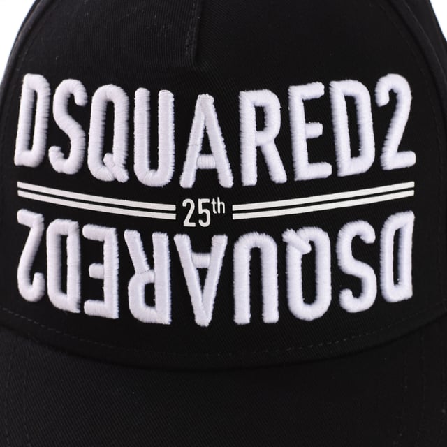 Gorra de hombre de la marca Dsquared2.
Bordado en el frontal y en la parte trasera.
Detalle de rotos en la visera.
Tira con cierre ajustable en la parte trasera.
Costuras vistas a tono
 Composición: 100% Algodón
 Cuidados:
Lavar a mano.
Planchar a baja temperatura.
No usar lejía.
No usar secadora.
No lavar en seco.