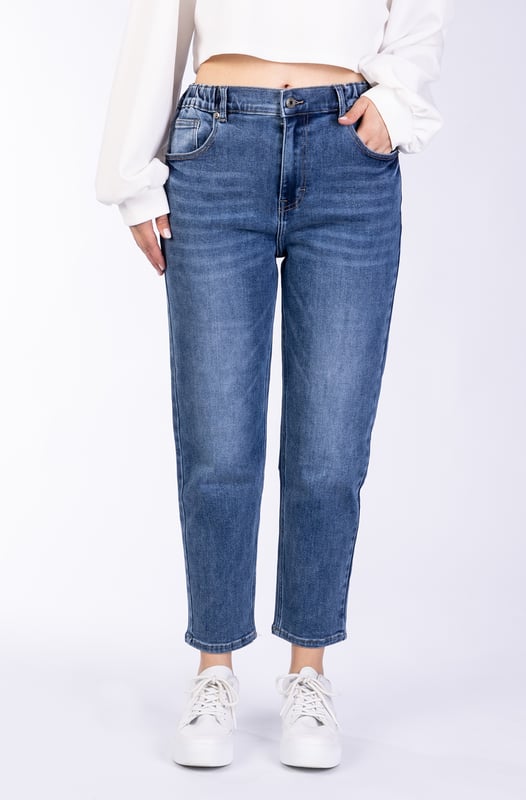 Verkürzte Highwaist-Jeans in Boyfriend-Passform mit elastischem Bund, Gürtelschlaufen und fünf Taschen. Mit Reißverschluss und  Metallknopf vorne.