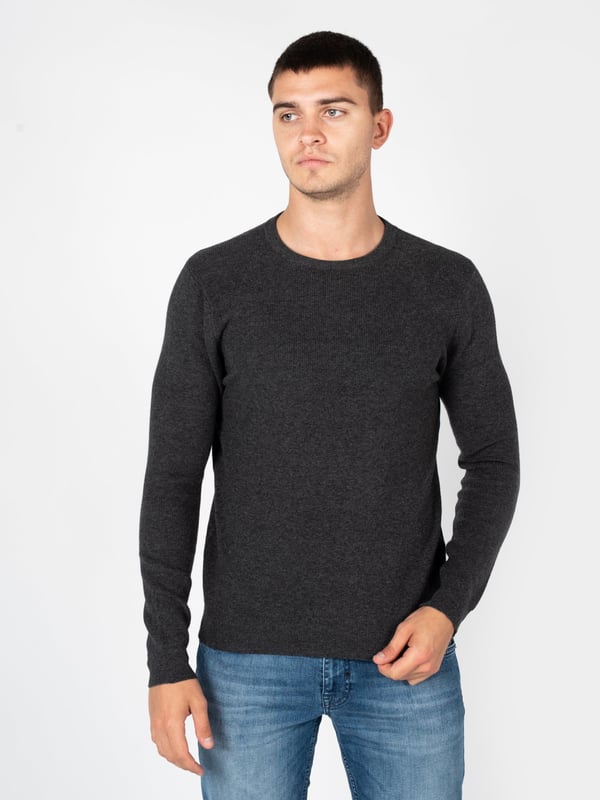 De eenvoudige snit van deze trui is de kwintessens van tijdloze elegantie die geweldig zal staan in elke garderobe, zelfs de meest minimalistische.

De C-halslijn geeft een subtiele touch aan je look en laat je favoriete juwelen of stropdas goed uitkomen.

De gebreide taille en mouwen zorgen voor een perfecte pasvorm en dat de trui zijn vorm behoudt, wat cruciaal is voor het comfort en de levensduur van het kledingstuk.

Het discrete maar opvallende bedrijfslogo op de hals is een bewijs van de authenticiteit en hoge positie van het merk in de modewereld.

Gemaakt van gebreid materiaal van hoge kwaliteit dat niet alleen garant staat voor zachtheid en comfort, maar ook bestand is tegen pilling en gemakkelijk te onderhouden is.