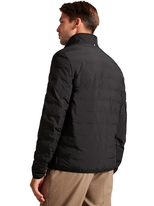 Esta elegante chaqueta acolchada presenta un diseño de costuras horizontales a la moda que garantiza mantenerte abrigado y seco, ya sea en días lluviosos o en una mañana fría. Confeccionada con un forro de nailon soldado y elegante, ofrece una silueta moderna con cierre de cremallera y un cuello alto para protegerte del viento. Las mangas largas y los bolsillos con cierre seguro añaden practicidad, convirtiéndola en la opción perfecta para quienes siempre están en movimiento.