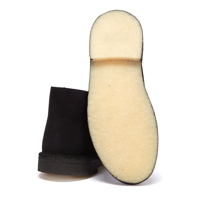 Die Desert Trek-Schuhe von Clarks wurden erstmals in den 1970er Jahren vorgestellt und zeichnen sich durch einen kontrastierenden Akzent an der Ferse und eine zentrale Gesäßnaht aus. Sie sind aus hochwertigen Materialien gefertigt und verfügen über einen Schnürverschluss und eine markante, kontrastierende Kreppsohle.
