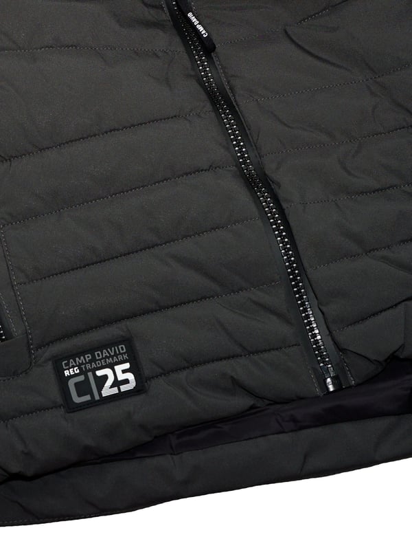 Deze heren winterjas van CAMP DAVID is precies wat je nodig hebt voor een coole ski-look. De jas heeft smalle quilting op de mouwen, schouders, zijkanten en zoom voor een sportief accent. Opvallend logoborduursel siert de voorkant van de jas. De jas heeft een afneembare capuchon met een knusse teddyvoering, een opvallende logoboord en andere motieven. Het jack heeft ook neopreen details op de ritssluiting aan de voorkant en ritszakken.