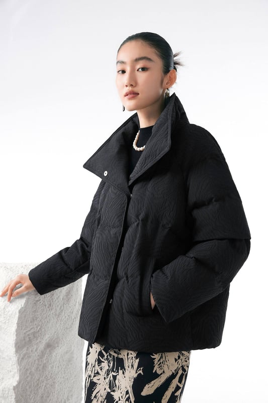 Experience ultimate warmth with our luxurious 700+ fill goose down, offering ultra-light insulation of exceptional quality. With 90% premium pure goose down and flawless distribution to prevent leakage, you’ll enjoy long-lasting, optimal insulation.

CHINESE JACQUARD FABRIC: A special design that blends the traditional with the modern.

LAPEL COLLAR: Our wider design creates a sophisticated look.

MOUNTAIN COLOUR: The uplifting palette of the mountains in a patchwork effect.

LUXURIOUS 700+ FILL GOOSE DOWN: Ultra-light insulation of exceptional quality.