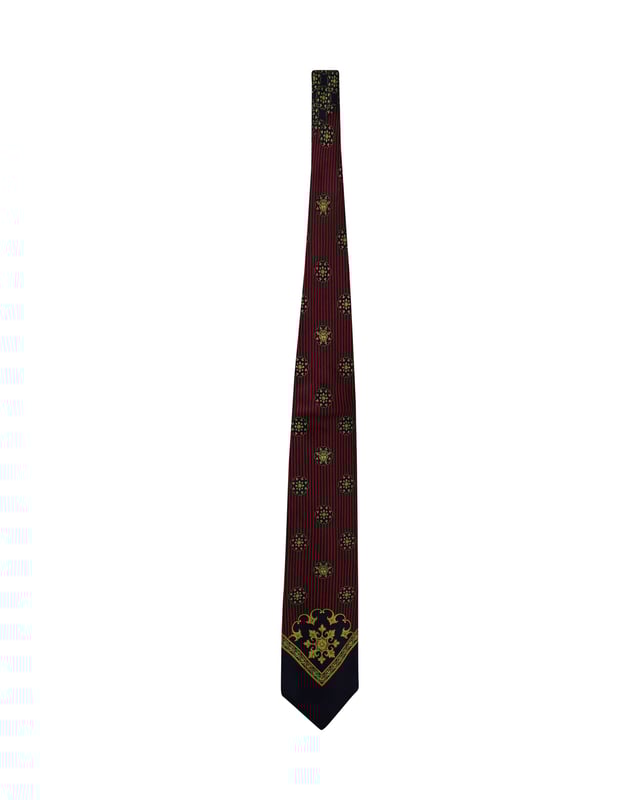 VINTAGE, RRP AS NEW
Make a mark on those formal meetings by wearing this tie from Gianni Versace that makes you look suave, smart and very handsome. The tie is made of 100% silk and features a pattern all over. This tie comes with a pointed end and a keeper loop at the rear.

Gianni Versace Printed Tie in Multicolor Silk 
Condition: Excellent
Sign of wear: No
Color: Multicolor
Material: Silk
Measurement: L 1480mm x H 80mm 
SKU: 168972
