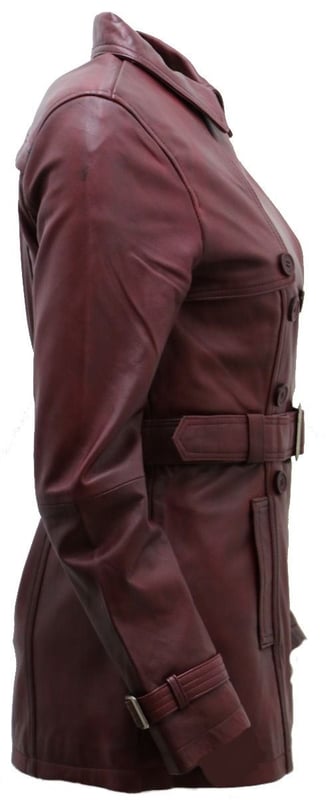 Adéntrate en la elegancia atemporal con nuestra gabardina clásica. Esta obra maestra de doble botonadura muestra las características icónicas que definen el estilo de la gabardina. Su cierre tradicional de tres botones conduce a un cuello con muescas que se puede asegurar con una hebilla, evocando un cuello estilo camisa clásico para mayor calidez. La longitud extendida de la chaqueta proporciona protección adicional contra el frío, lo que la convierte en un elemento esencial del guardarropa de invierno versátil. Elementos clave del diseño: confeccionada con 100% de cuero napa ultra suave de primera calidad para una calidad y comodidad inigualables. Estilo clásico de gabardina con un diseño cruzado y cierre abotonado. El cinturón ajustable y las correas en los puños garantizan un ajuste a medida que complementa tu forma. Cuello con muescas con una hebilla para mayor estilo y calidez. Dos discretos bolsillos calientamanos en la cintura ofrecen un almacenamiento conveniente. Esta gabardina combina sin esfuerzo el estilo atemporal con la funcionalidad, lo que la convierte en un artículo imprescindible para quienes aprecian la moda clásica y la protección contra los elementos. Mejora tu guardarropa con esta pieza icónica.