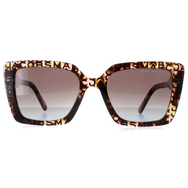 Marc Jacobs MARC 733/S H7P 98 pattern havana brown teal gradient zonnebril belichaamt een harmonieuze fusie van tijdloze elegantie en moderne esthetiek. Het montuur is zorgvuldig vervaardigd en heeft een verfijnd maar uitgesproken ontwerp, waarbij eersteklas materialen worden gecombineerd voor duurzaamheid en langdurig comfort. De lenzen, die bekend staan om hun uitzonderlijke kwaliteit, maken niet alleen een fashion statement maar bieden ook betrouwbare bescherming tegen schadelijke UV-stralen. Verfraaid met het iconische Marc Jacobs-logo is deze zonnebril verfijnd en aantrekkelijk, waardoor het een essentieel accessoire is voor wie zijn mode-ensemble moeiteloos wil uitbreiden met een vleugje luxe en klasse.