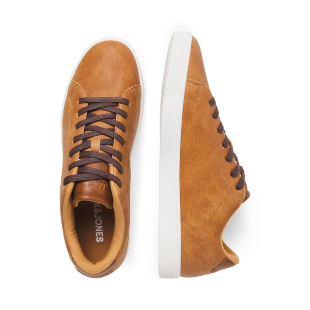 Zapatillas deportivas para hombre de la marca Jack & Jones. El zapato está hecho de cuero sintético de alta calidad.  Marca: Jack & JonesNombre del modelo: BossCategoría: zapatos para hombreMateriales: piel sintéticaColor: coñac.