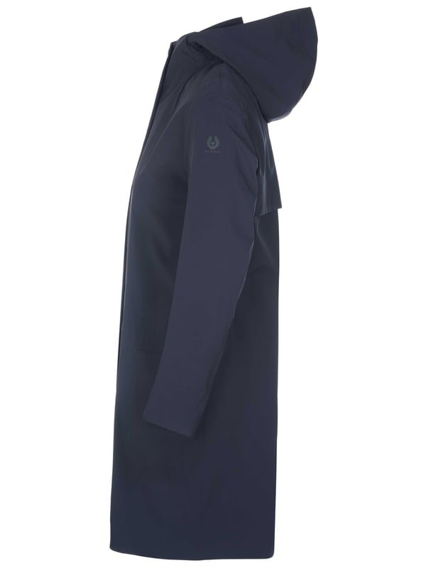 100% algodón; abrigo Belstaff; Modelo: 172354; Mano de obra de alta calidad; capucha, cuello alto; Dos bolsillos delanteros; Cierre: cremallera, tira de botones con botones automáticos; Detalles del logotipo de Belstaff