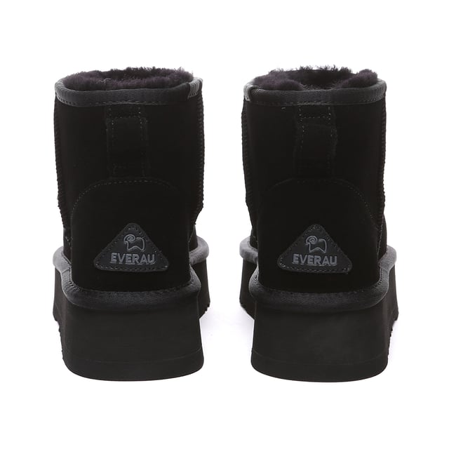 Als je houdt van extra hoogte en ondersteuning, zijn de Dusky Boots ideaal. Ze passen moeiteloos bij een bijpassend trainingspak, waardoor ze geweldig zijn voor binnen loungen of snelle uitstapjes naar buiten. Deze laarzen combineren comfort en stijl feilloos en zijn essentieel voor kille seizoenen.