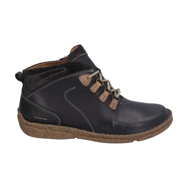 Herbst und Winter ist einfach die Zeit für Stiefeletten. Genieße diese schöne Zeit im Jahr mit unseren alltagstauglichen Stiefeletten. Wir fertigen diese Stiefelette aus strapazierfähigem Nappa-Leder. Die komfortable Schnürung gibt dem Fuß beim Gehen viel Halt. Das Modell hat eine herausnehmbare Einlegesohle zum Wechseln. Versehen ist das Modell zudem mit einer hochwertigen Handnaht. Mit der Normalschuhweite G bietet Neele 57 eine angenehme Weite am Fußballen. Genieße Deine Freizeit mit Leichtigkeit an den Füßen!