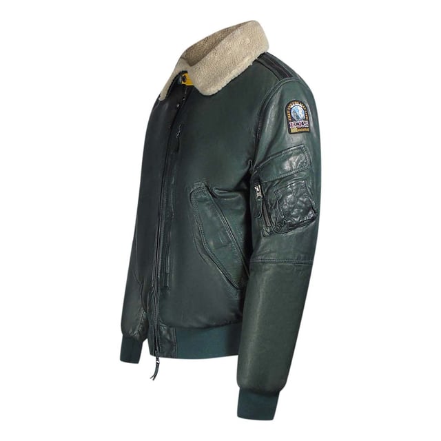Blijf warm en stijlvol in de Parajumpers Green Coat. Deze luxe herenjas is gemaakt van lamsleer, met geisoleerde stof die warmte vasthoudt en beschermt tegen de elementen. Geef stijl niet op voor comfort - maak een statement! Bovenmateriaal: 100% leer, ritssluiting, kraag, groen leren jack