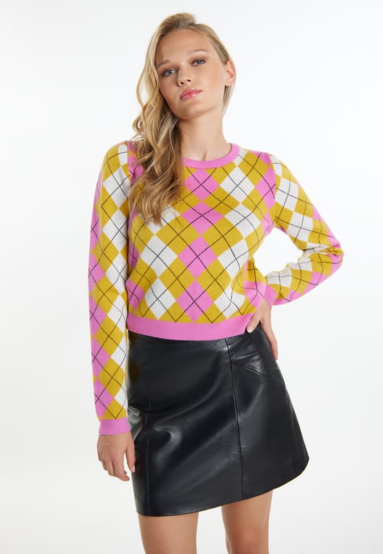 Terugkeer van de diamant! Het Schotse Argyle-patroon is een echte klassieker, populair voor golf, schooluniformen of sokken. Ook het patroon evergreen is erg populair bij myMo ROCKS. In een contrasterende kleurenmix is ​​de zachte trui gemaakt van een viscosemix, heeft een klassieke snit en is afgewerkt met effen geribde manchetten. Met stevige bikerlaarzen creëer je een casual break in stijl.  Gebreide trui
