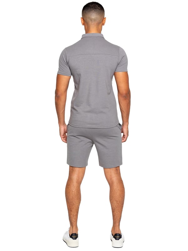 Enzo Herren Polo-Trainingsanzug-Set mit Kragen. Polo mit Kragen, ¼ Reißverschluss und kurzen Ärmeln. Genähte Abschlüsse an Ärmel und Saum. Stretch-Stoff für extra Komfort. Abgeschlossen mit Stretch-Shorts. 2 Seitentaschen, 2 Rückentaschen. Elastischer Bund mit verstellbarem Kordelzug. Front Pin Tuck Naht