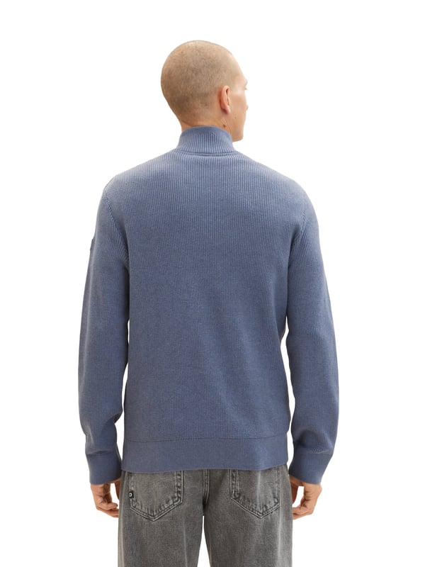 Dieser Tom Tailor Troyer-Pullover für Herren ist ein echter Hingucker. Aus hochwertigen Materialien gefertigt, ist er äußerst angenehm zu tragen. Er hat lange Ärmel und einen Stehkragen, der durch die Strickrichtung abgesetzt ist. Der Troyerkragen verleiht dem Pullover einen eleganten und doch lässigen Look. Er hat einen halben Reißverschluss, der das An- und Ausziehen erleichtert. Auf dem oberen Ärmel befindet sich ein Logo-Badge, das die Marke Tom Tailor repräsentiert und Ihre Persönlichkeit unterstreicht. Das Besondere an dieser Strickjacke ist die horizontale Struktur im oberen Drittel, die dem Strickpulli einen interessanten und dynamischen Charakter verleiht. Die unteren zwei Drittel sind ohne Struktur vertikal gestrickt und heben sich gut ab. Bündchen und Saum sind gerippt und sorgen für einen perfekten Sitz. Eine normale Passform, die sich jeder Körperform anpasst. Dieser Strickpulli ist in verschiedenen Farben und Größen erhältlich und kann zu jedem Anlass getragen werden. Ob mit Hemd, T-Shirt oder Jeans kombiniert, dieser Troyer ist ein echter Allrounder. Bestellen Sie jetzt und überzeugen Sie sich von seiner Qualität und seinem Stil.