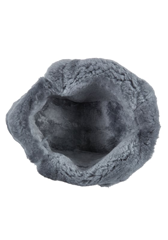 Manténgase cómodo y con estilo con este gorro de aviador de piel de oveja B-55 de la RAF para hombre. Fabricado con piel de oveja auténtica con un suave forro de piel de oveja, ofrece una excelente calidez y comodidad en climas fríos. Diseñado con orejeras y una correa de barbilla segura, este gorro es perfecto para aventuras al aire libre o para uso diario en invierno. Su clásico acabado de cuero negro le aporta un aspecto atemporal y resistente. Características principales: Piel de oveja auténtica con forro de piel de oveja suave Estilo clásico de aviador con acabado negro Orejeras para mayor calidez y protección Correa de barbilla ajustable para un ajuste seguro Ideal para actividades al aire libre en climas fríos y uso diario