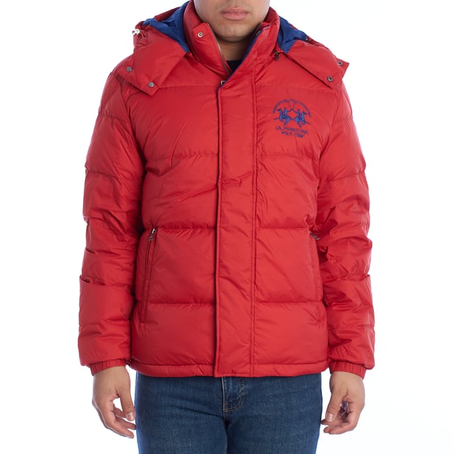 Chaqueta acolchada de hombre de La Martina.

Un diseño funcional y moderno define esta chaqueta acolchada de La Martina, ideal para mantener el estilo y la calidez durante el invierno.

Detalles:

- Confeccionada en tejido exterior resistente al viento y de alta calidad.
- Forro acolchado.
- Capucha desmontable con cremallera y cierre de botones a presión.
- Cierre frontal con cremallera y solapa adicional con botones de presión para mayor protección contra el viento.
- Cordón en el dobladillo interno ajustable.
- Bolsillos laterales con cierre de cremallera.
- Bolsillo interno con cierre de cremallera.
- Bordado distintivo de La Martina en el pecho.
- Puños y dobladillo elásticos en canalé.

Esta chaqueta de hombre acolchada de La Martina combina calidez, estilo y funcionalidad, siendo la opción perfecta para quienes buscan una prenda versátil y elegante para el invierno.
 Composición: Tejido: 100% Poliamida; Forro: 100% Poliéster; Relleno: 70% Plumón, 30% Pluma
 Cuidados:
- Lavar a máquina en un ciclo suave con agua fría.
- Usar detergente suave y evitar el uso de blanqueadores.
- No usar secadora.
- No planchar directamente la chaqueta.