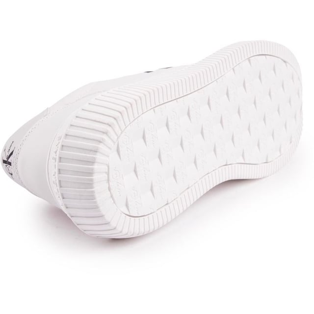 Calvin Klein Jeans Chunky Cupsole Entrenadores Elegante y vanguardista. Estas zapatillas deportivas Cup blancas de Calvin Klein Jeans son imprescindibles para tu guardarropa de diseñador elegante e informal. Estas cómodas zapatillas de deporte tienen una parte superior blanca suave. suela gruesa. ojal superior grabado y los famosos logotipos de CK Jeans en el lateral y el talón. Ideal para completar tus elegantes looks de diseñador.