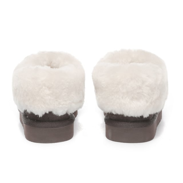 This cozy slipper with a central seam and a full collar offer an invitation to indulge in unparalleled comfort. Crafted with a lining and insole made from-Sheepskin, it provides breathable warmth for chilly feet.

Specification:
Suede Upper
Warm Sheepskin Wool Lining
Soft Sheepskin Wool Insole
Eva Sole

Technologies:
Water Resistance Upper
Light Weight Outsole