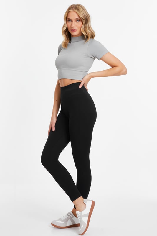 - Plain design - Round neckline - Short sleeve - Cropped style - Model height: 5' 8" - Model wears size s